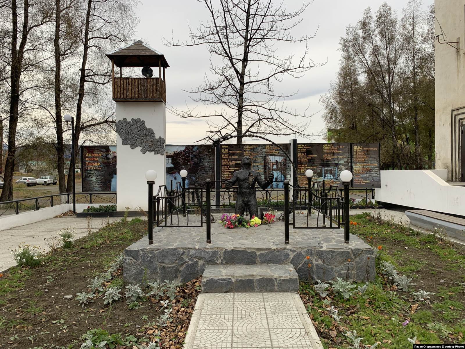 Устьев-Омчук елдімекеніндегі ГУЛАГ құрбандарына қойылған ескерткіш.