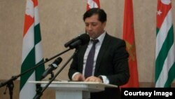 Вице-президент Абхазии Виталий Габния год назад выступил с инициативой создания полноценного института судебных приставов