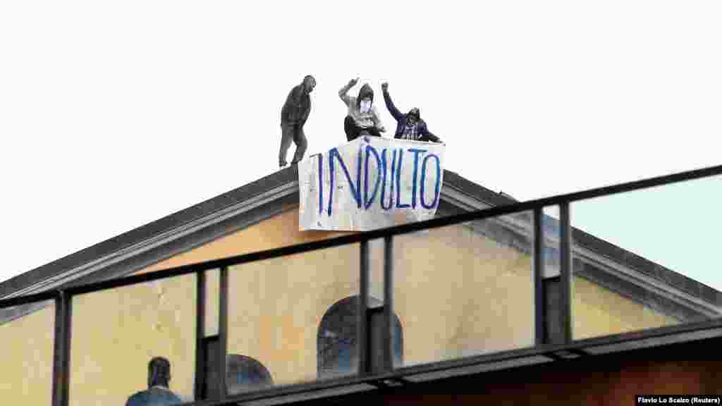 Запрет родственникам посещать заключенных вызвала вспышки бунтов в тюрьмах Италии. Беспорядки зафиксированы в 25 пенитенциарных учреждениях. В том числе в Риме, Неаполе, Милане и Модене. На фото: осужденные вывесили баннер &laquo;Помилуйте&raquo; в знак протеста в тюрьме &laquo;Сан-Витторе&raquo; в Милане