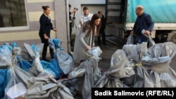 Izborni materijal spreman za transport nakon glasanja, Srebrenica, BiH (foto-arhiv)