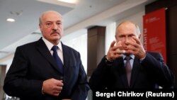 Orsýetiň prezidenti Wladimir Putin (sagda) we Belarusyň prezidenti Aleksandr Lukaşenko Soçidäki duşuşyk mahalynda. 2019-njy ýylyň 15-nji fewraly.