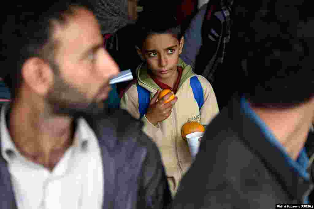 Dječak drži hranu i piće dok čeka registrovanje u prihvatnom centru u Opatovcu, pored grada Tovarnik u Hrvatskoj.Ovdje se vrši registracija izbjeglica koje su iz Srbije došle u Hrvatsku. Nakon registracije, izbjeglice nastavljaju put prema Sloveniji, većina izbjeglica želi da stigne u Njemačku.