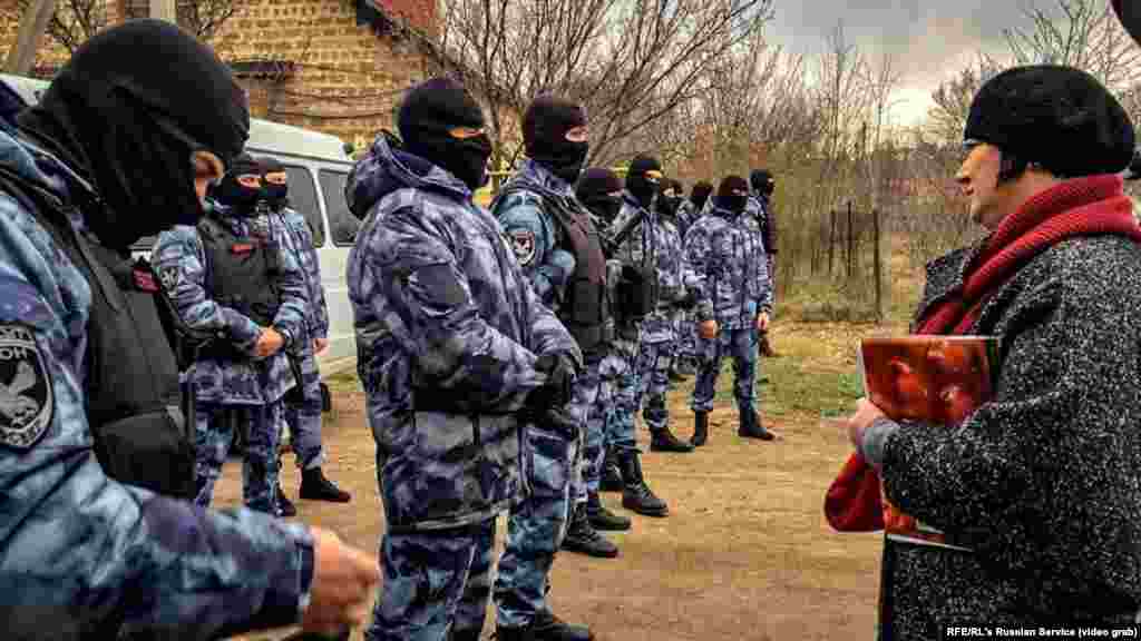 Мәскеу аннексиялап алған Қырым соты Ресейде тыйым салынған &quot;Хизб ут-Тахрир&quot; діни ұйымының қызметіне қатысқан деген күдікпен ұсталған тоғыз Қырым татарын 15 мамырға дейін қамауға пәрмен берді. 27 наурызда қабылданған сот шешімі туралы ресейлік журналист Антон Наумлюк хабарлады.&nbsp;Ұсталғандардың бірі Рустем Сейтхалиловтің адвокаты Константин Рустемовтің сөзінше, Сейтхалиловтің ісі бойынша сот отырысы бірнеше минутқа ғана созылған.