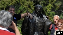 Beograd: Grupa slovenačkih turista fotografiše se pored spomenika Josipu Brozu