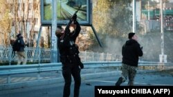 Ուկրաինա - Ոստիկանը Կիևում կրակում է «կամիկաձե» անօդաչու թռչող սարքի ուղղությամբ, հոկտեմբեր, 2022թ.