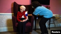 100-річна Еллен Проссер отримує дозу вакцини Oxford/AstraZeneca