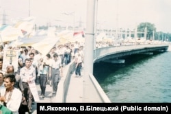 Під час відзначення 500-ліття Запорозького козацтва. Велелюдна демонстрація по Запоріжжю. Учасники ходи несуть і червоно-чорні прапори, 5 серпня 1990 року