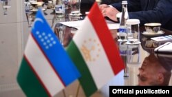 Государственные флаги Узбекистана (слева) и Таджикистана.