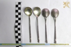 Чатыры лыжкі зь мэталу белага колеру. На адной з лыжак на адваротным баку маецца кляймо «1884».