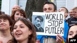 La o demonstrație în fața Consulatului Rusiei de la Harkov