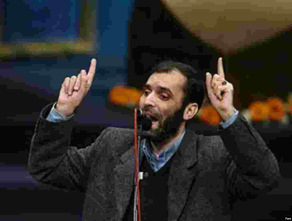 مسعود ده نمکی، کارگردان فیلم اخراجی ها و عضو سابق انصار حزب الله درحال اعتراض به رای داوران در مراسم اختتامیه