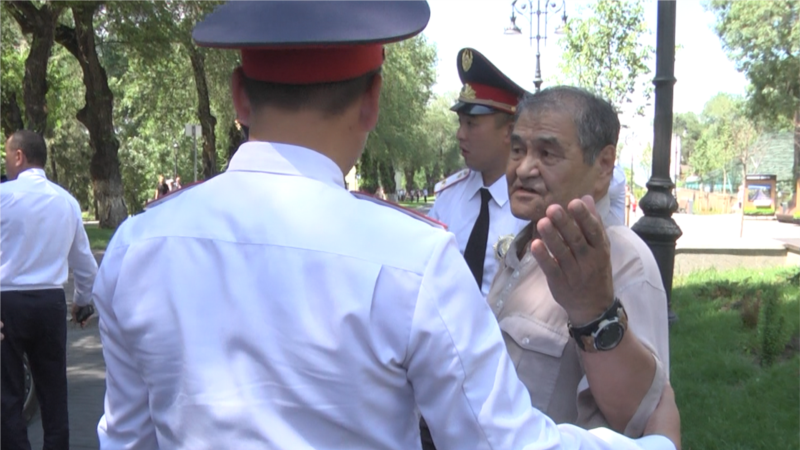 В Алматы задержанный на «митинге» 23 июня пенсионер судится с РУВД 