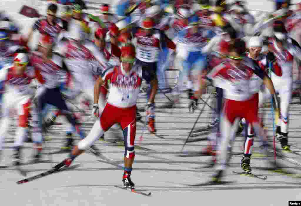 Skiers compete during the men&#39;s cross-country 50-kilometer marathon. (Reuters/Carlos Barria)