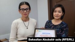 <strong>Лира Майрамбек кызынын</strong> «Коррупция онкологиялык дартка окшош» деген блогу 1-орунду алды. Лира учурда чет өлкөдө болгондуктан сыйлыкты анын бир тууган сиңдиси алып кетти. 
