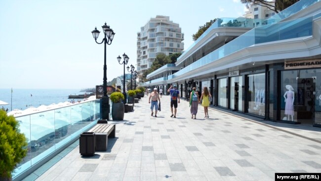 Ялта в первый день курортного сезона в Крыму, 2020 год