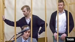 Евгений Урлашов (слева), Дмитрий Донсков и Алексей Лопатин (справа) в зале суда