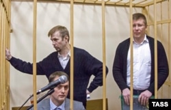 Дмитрий Донсков (слева внизу), Евгений Урлашов и Алексей Лопатин (справа) в суде, сентябрь 2015 года