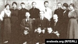 Выкладчыкі і слухачы Беларускіх настаўніцкіх курсаў у Вільні ў 1916 г. Сядзяць: Іван Луцкевіч, Баляслаў Пачобка (кіраўнік курсаў), Антон Луцкевіч.