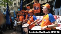 „Vratimo dostojanstvo radu“, poruka je učesnika protesta Saveza samostalnih sindikata Srbije i Ujedinjenih granskih sindikata "Nezavisnost"