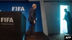 Йозеф Блаттер після прес-конференції в Цюріху 2 червня 2015 року