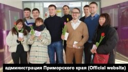 Волонтеры в аэропорту Владивостока поздравляют с Международным женским днем