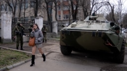 Техника и солдаты ВС РФ на улицах Симферополя. Архивное фото