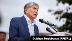 Алмазбек Атамбаев на митинге своих сторонников в Бишкеке. 3 июля 2019 года.