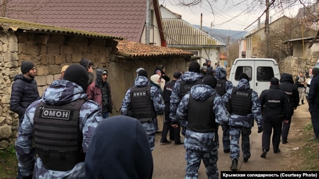 Російські силовики під час обшуків у кримських татар у Бахчисараї, архівне фото