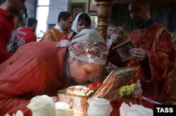 Женщина и мощи святого Георгия Победоносца в Москве. Россия, 2015 год