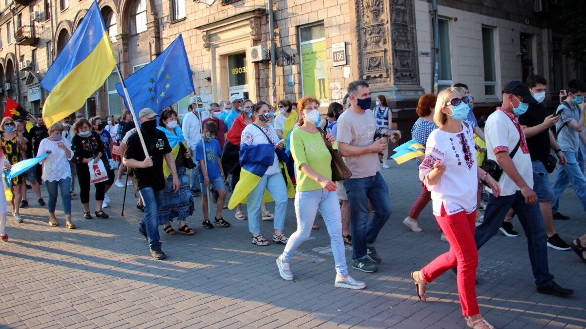 v-zaporoghye-deny-konstitucii-otmetili-shestviem В Запорожье День Конституции отметили шествием