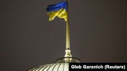 Украінскі сьцяг над Вярхоўнай Радай Украіны