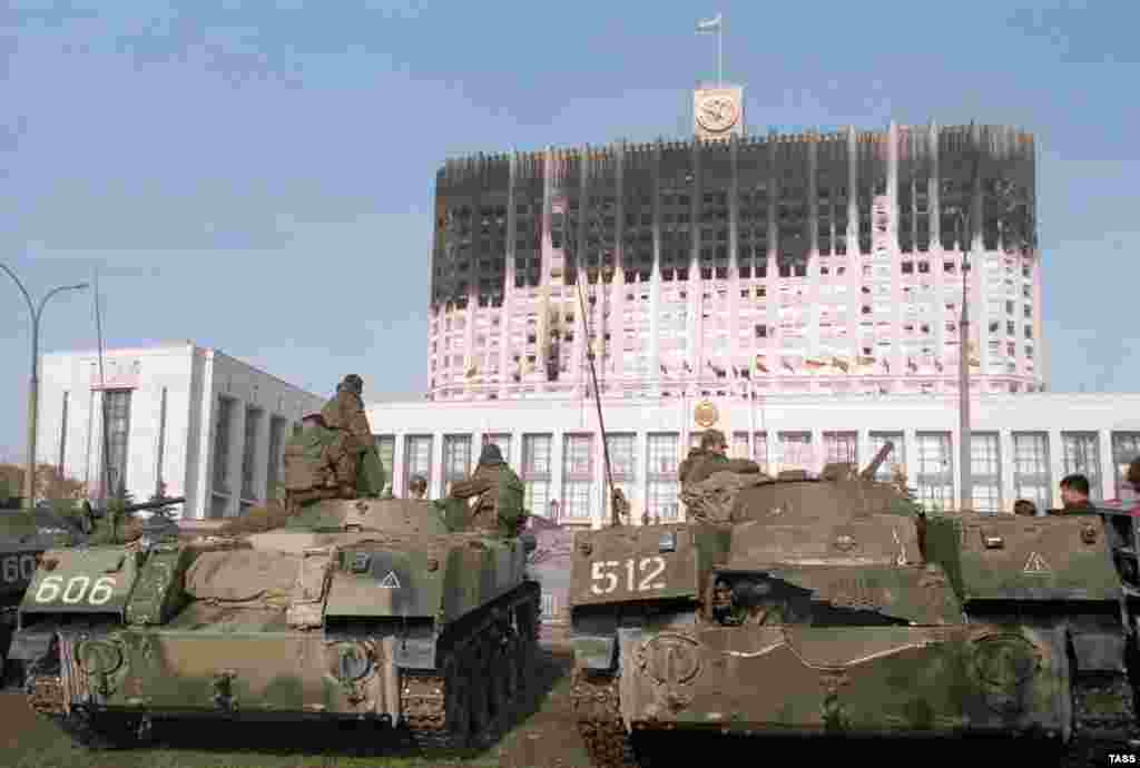 5 октября здание Дома Советов по-прежнему находилось в оцеплении правительственных войск