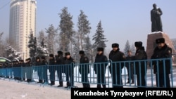 Оппозиция наразылық митингісін өткізбек болған Абай ескерткішін қоршауға алған полиция. Алматы, 28 қаңтар 2012 жыл.