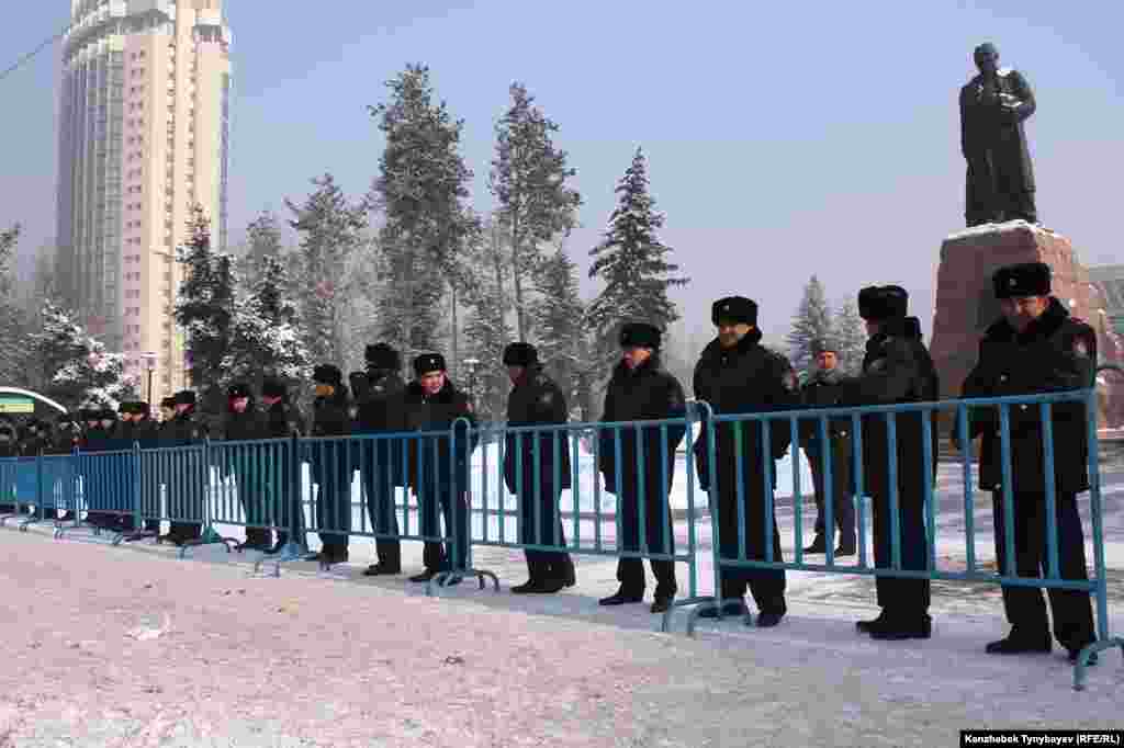 После Жанаозенских событий здесь на протяжении полугода проводились собрания несогласных. Чтобы не допустить очередную такую акцию, полиции пришлось оцепить площадь вокруг памятника. Алматы, 28 января 2012 года.