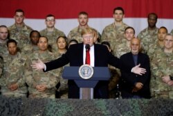Дональд Трамп выступает на американской авиабазе в афганском городе Баграм. 28 ноября 2019 года