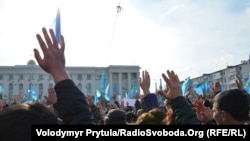 Участники акции возле памятника Ленину в Симферополе, 23 февраля 2014 года