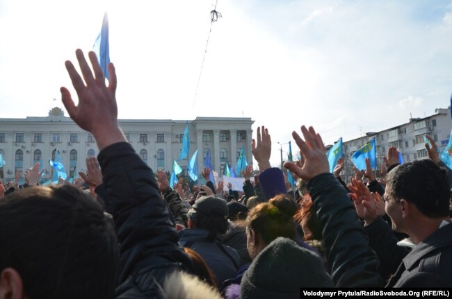 Участники акции возле памятника Ленину в Симферополе, 23 февраля 2014 года Участники акции возле памятника Ленину в Симферополе, 23 февраля 2014 года