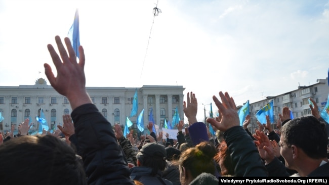 Учасники акції біля пам'ятника Леніну в Сімферополі, 23 лютого 2014 року