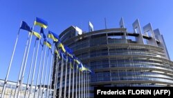 Знамиња на ЕУ и украински знамиња се веат пред Европскиот парламент во Стразбур. 8 март 2022 година