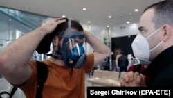 Лікарі в захисних масках у тимчасовому госпіталі, розміщеному у виставковому центрі Crocus City, Москва, Росія, 11 травня 2020 року