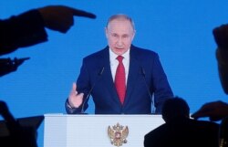 Владимир Путин выступает с обращением к Федеральному собранию
