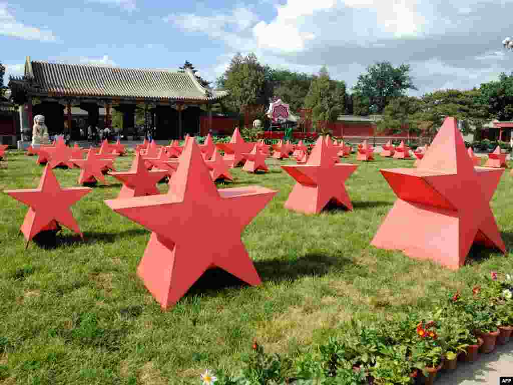 88 звезд на лужайке Старого Летнего дворца в Пекине в ознаменование 88-летия Коммунистической партии Китая