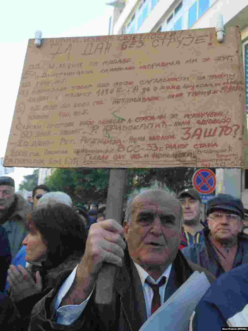 U Podgorici je nekoliko hiljada ljudi 21. januara 2012. protestovalo ispred zgrade crnogorske Vlade, zbog te&scaron;kog socijalno-ekonomskog stanja u Crnoj Gori. Protest je organizovala Unija slobodnih sindikata, uz podr&scaron;ku Mreže za afirmaciju nevl