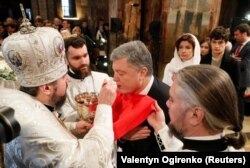 Ukrajinski predsjednik Petro Porošenko učestvuje na vjerskoj ceremoniji nakon crkvenog služenja kojim se obilježava pravoslavni Božić i slavi nezavisnost Pravoslavne crkve Ukrajine u Sabornoj crkvi Svete Sofije u Kijevu, 7. januara 2019. godine.