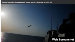 Скриншот видео, на котором запечатлен пролет российского штурмовика вблизи американского эсминца.