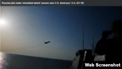 Скриншот видео, на котором запечатлен пролет российского штурмовика вблизи американского эсминца.