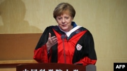 Angela Merkel gjatë fjalimit në Universitetin e Pekinit