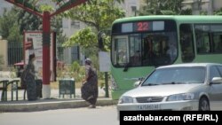 Jemgyýetçilik transporty bolan awtobuslarda soňky dört ýylyň içinde bu indi ikinji gezek ýol peteklerini girizmek synanyşygydyr.