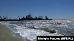 Біля Бердянського порту видно розбитий російський корабель. Березень 2022 року