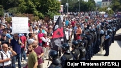 Під час акції протесту під будівлею парламенту, Приштина, 1 вересня 2016 року